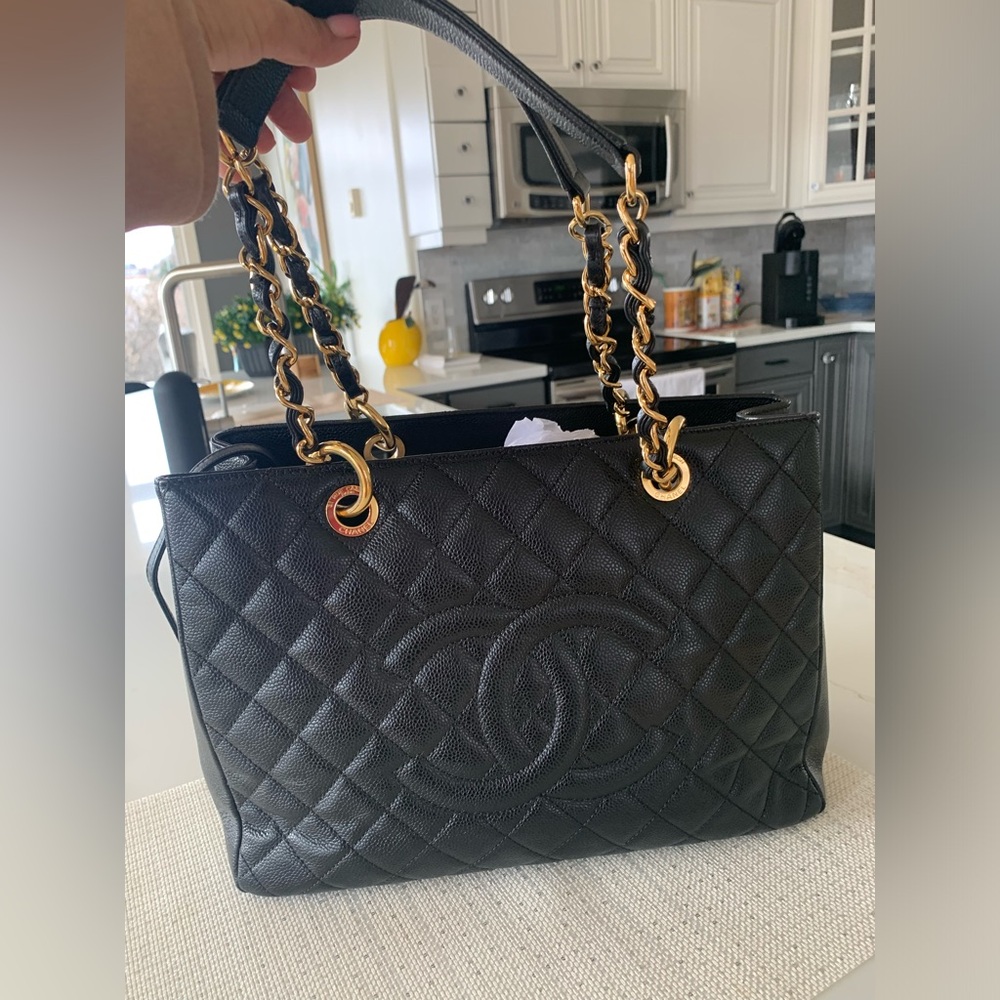 Chanel Black Quilted Shoulder Bag with Gold Chain